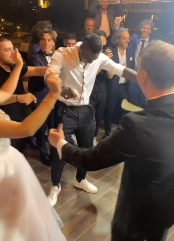 Mario Balotelli'den düğünde çiftetelli şov